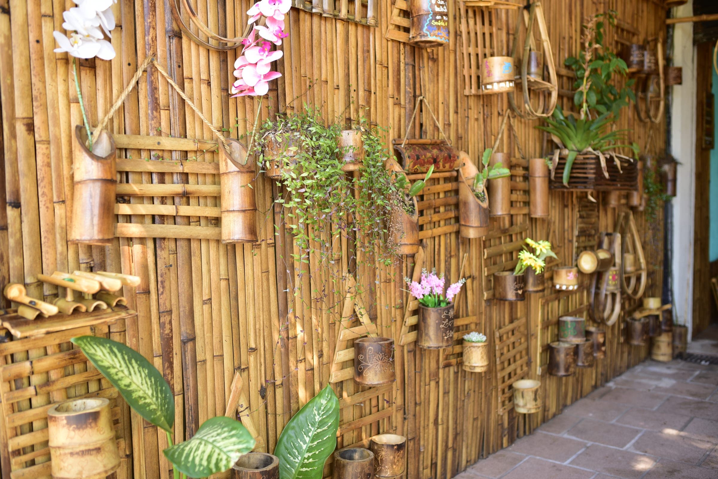 Peças artesanais de bambu em destaque